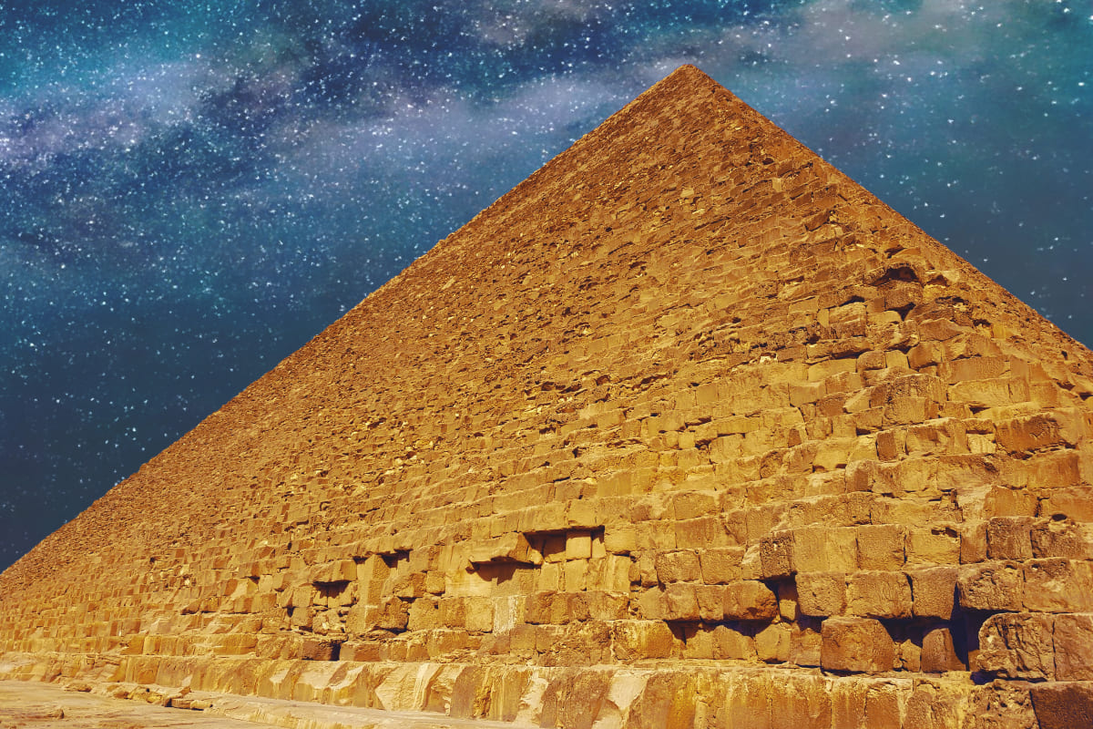 星空が輝くクフ王のピラミッド